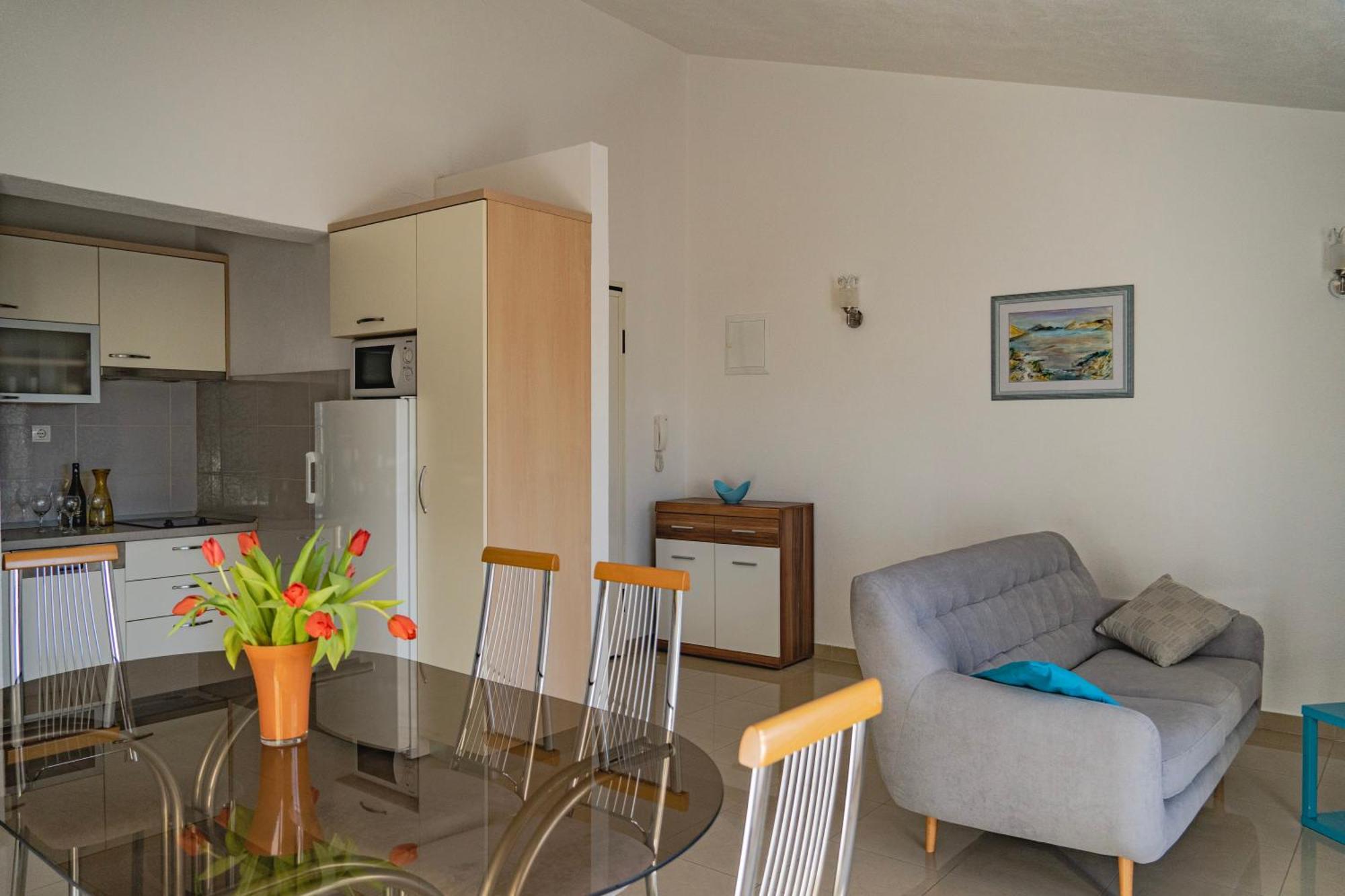 Apartments Sara & Nina Omis Exterior photo