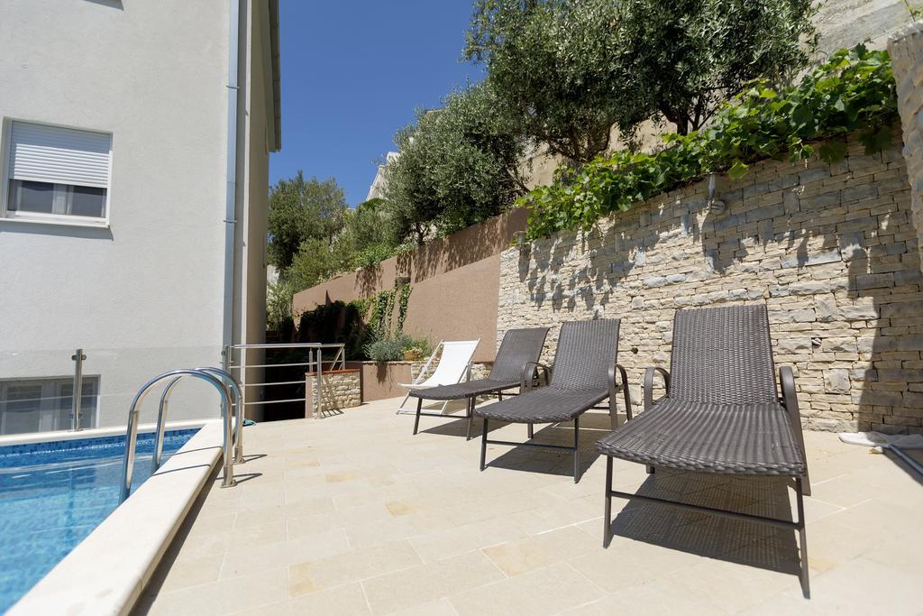 Apartments Sara & Nina Omis Exterior photo