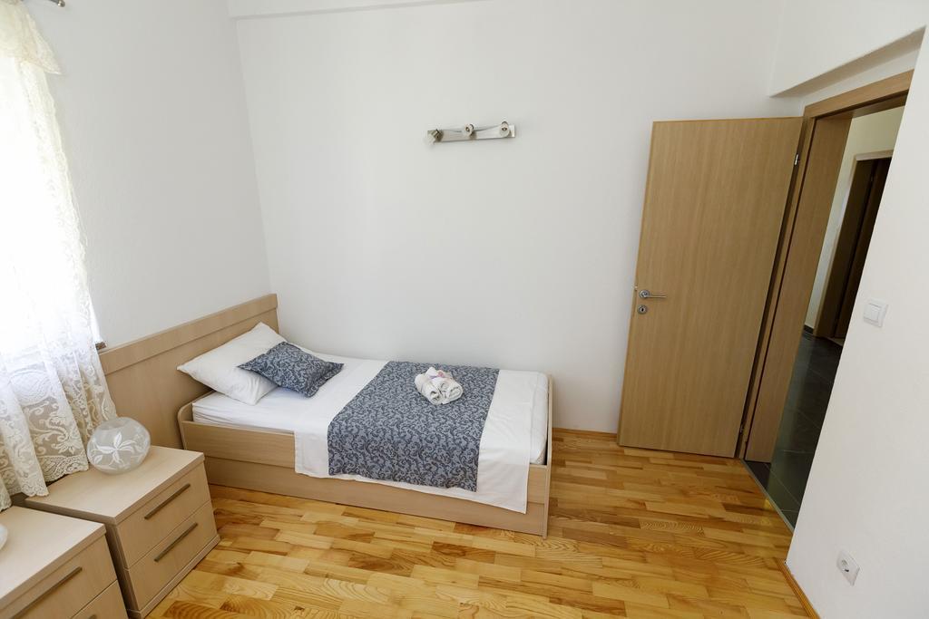 Apartments Sara & Nina Omis Exterior photo