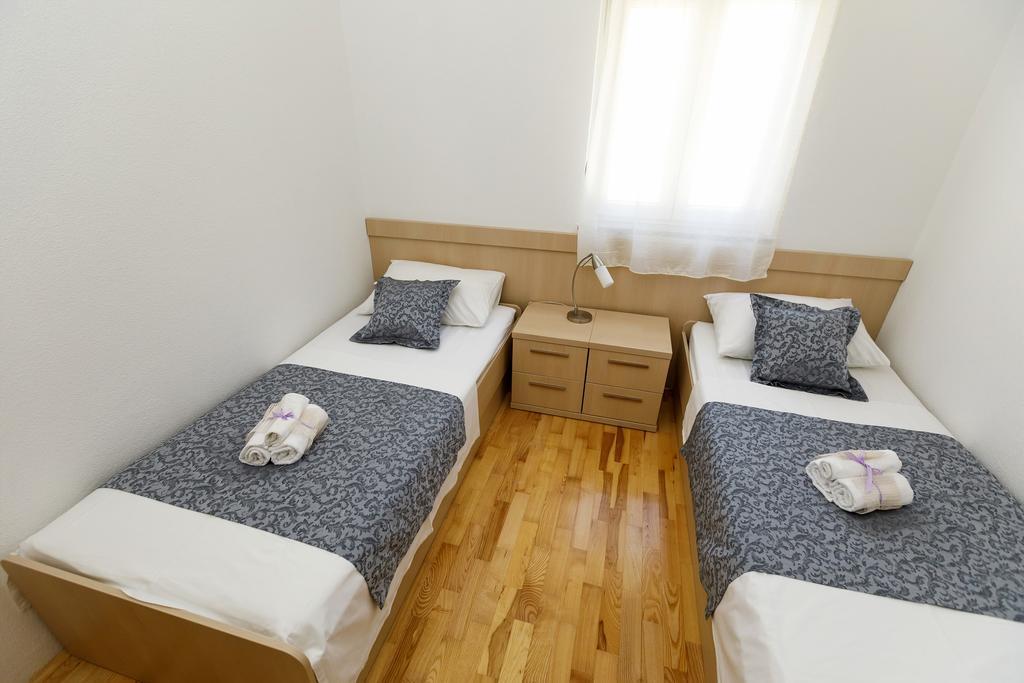 Apartments Sara & Nina Omis Exterior photo